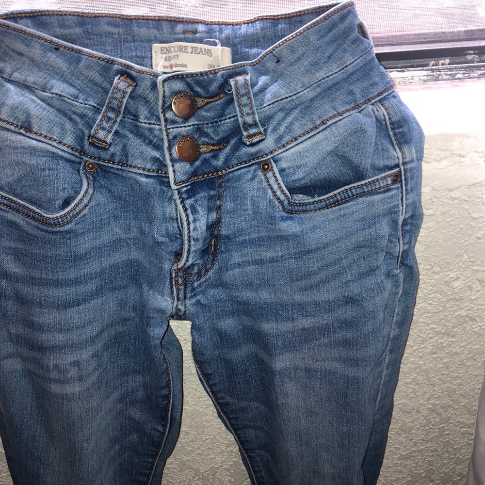 They have double buttons , medium rise